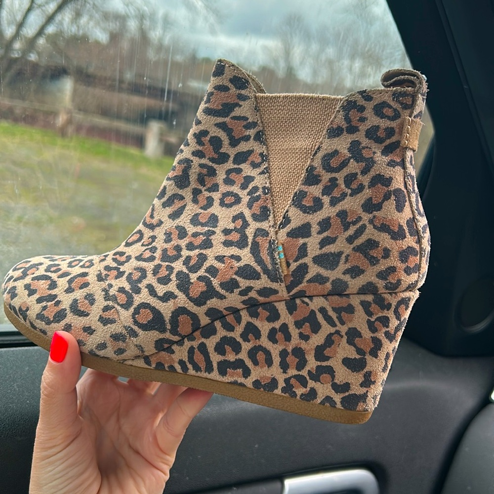 Toms Euc Kelsey Suede Leopard Print Slip On Wedges Booties Size